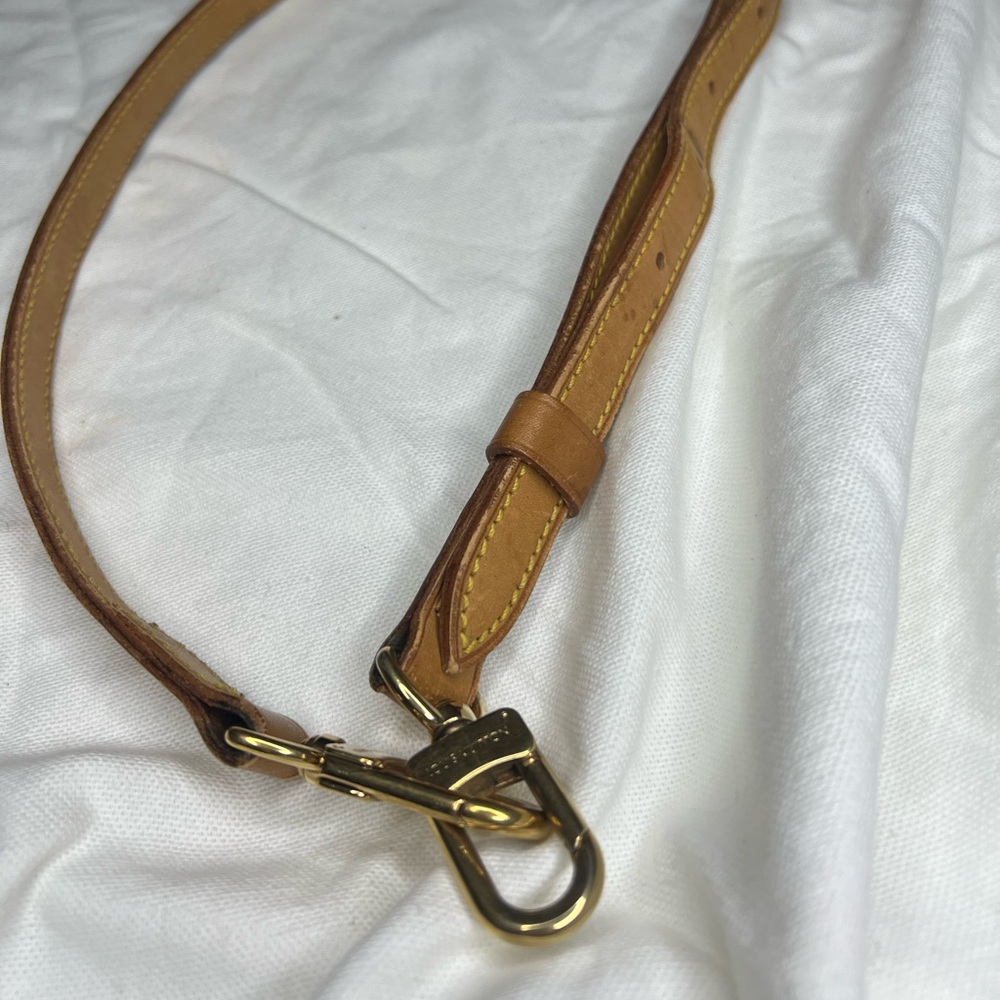 Adjustable Louis Vuitton leather strap 37in
